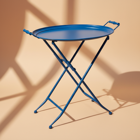 Tavolino blu su sfondo beige