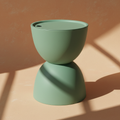 Tavolino ceramica verde su sfondo neutro