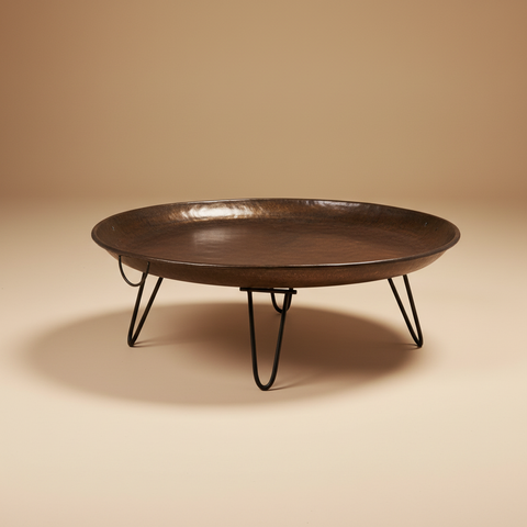 Tavolino ferro vassoio rotondo sfondo beige