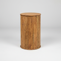 Tavolino in legno su sfondo grigio