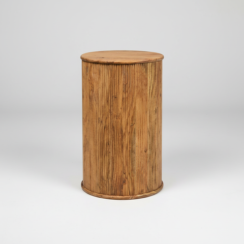 Tavolino in legno su sfondo grigio