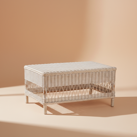 Tavolino in vimini con sfondo caldo