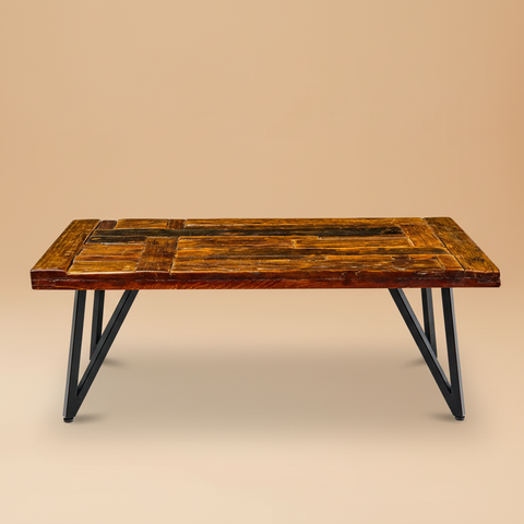 Tavolino legno riciclato gambe V ferro sfondo beige