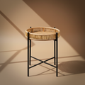 Tavolino rattan sfondo neutro
