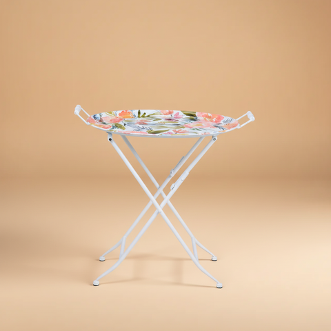 Tavolino vassoio floreale sfondo neutro