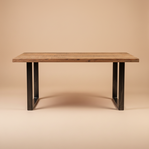 Tavolo industrial legno riciclato gambe U sfondo beige