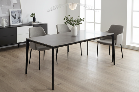 Tavolo pranzo ceramica marmo grigio struttura nera contesto contemporaneo laterale elevata