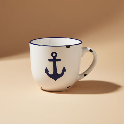 Tazza ancora bianca su sfondo neutro