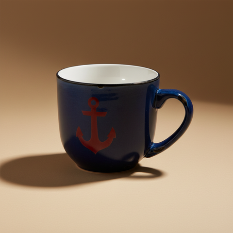 Tazza ancora blu su sfondo neutro