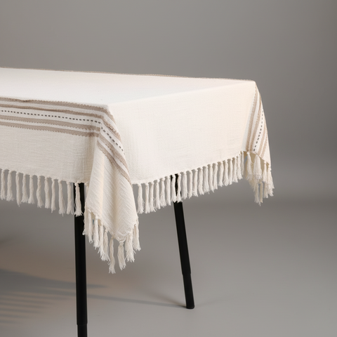 Tovaglia bianca con bordo decorativo e frange vista angolare