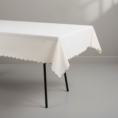Tovaglia bianca con bordo smerlato vista angolare