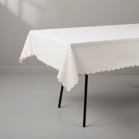 Tovaglia bianca con bordo smerlato vista angolare