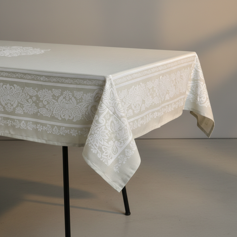 Tovaglia grigia con ricami metà tavolo vista angolare
