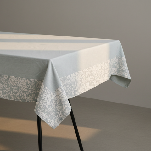 Tovaglia grigio chiaro con bordo floreale vista angolare