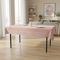 Tovaglia rosa con bordo floreale su tavolo rettangolare