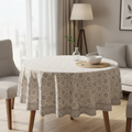 Tovaglia rotonda beige e grigio su tavolo in appartamento