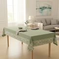 Tovaglia verde salvia con bordo floreale su tavolo rettangolare