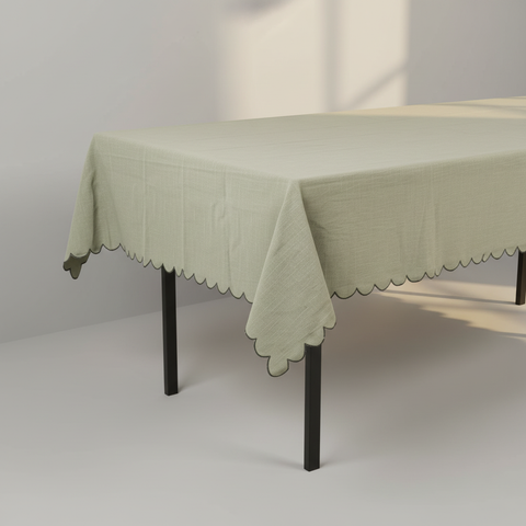 Tovaglia verde salvia con bordo smerlato vista angolare