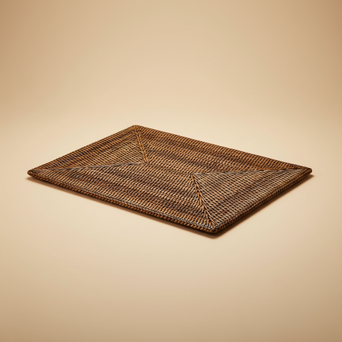 Tovaglietta intrecciata marrone su sfondo beige