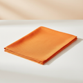 Tovagliolo arancione su sfondo beige