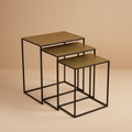 Tre tavolini nidificanti ottone sfondo beige
