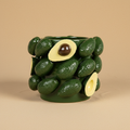 Vaso avocado su sfondo beige