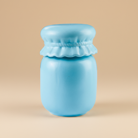 Vaso blu sfondo beige caldo con ombra