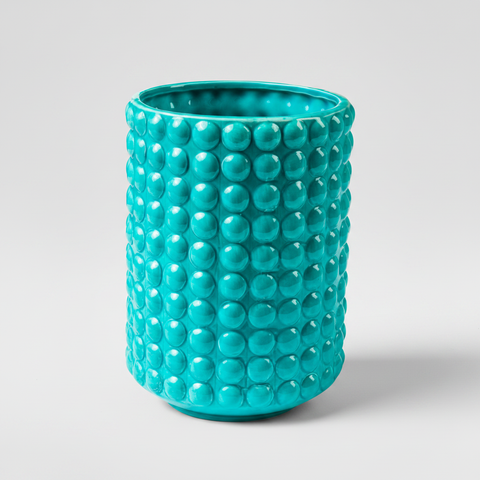 Vaso ceramica turchese hobnail su sfondo grigio