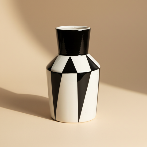 Vaso geometrico triangoli bianco e nero su sfondo beige