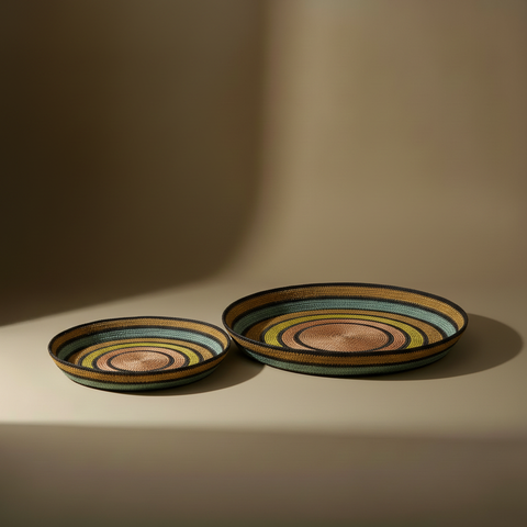 Vassoi rotondi raffia sfondo taupe