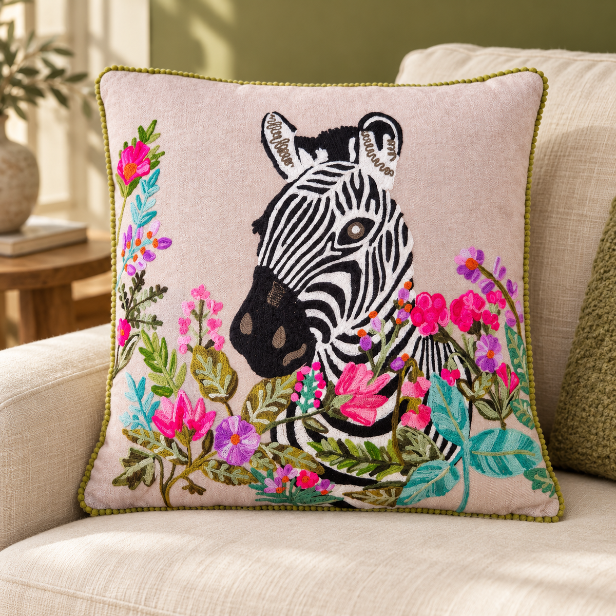 Cuscino Zanzibar Zebra Fiorita su divano in lino chiaro – ambientazione digitale