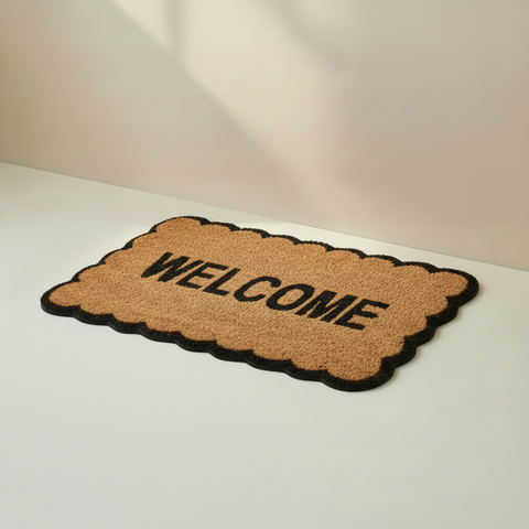 Zerbino Welcome con bordo ondulato su sfondo beige