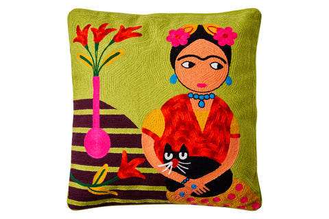 Novita home_CR-131_Embroidery - cuscino modern art femme avec chat sur les genoux_1